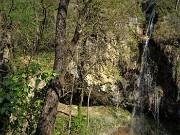 44 Da un dossetto sporgente sulle cascate e sulla grotta osserviamo le cascate